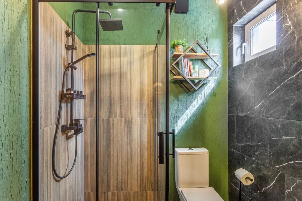 Домик для пар, чаном на дровах и видом на березовый лес в МО.