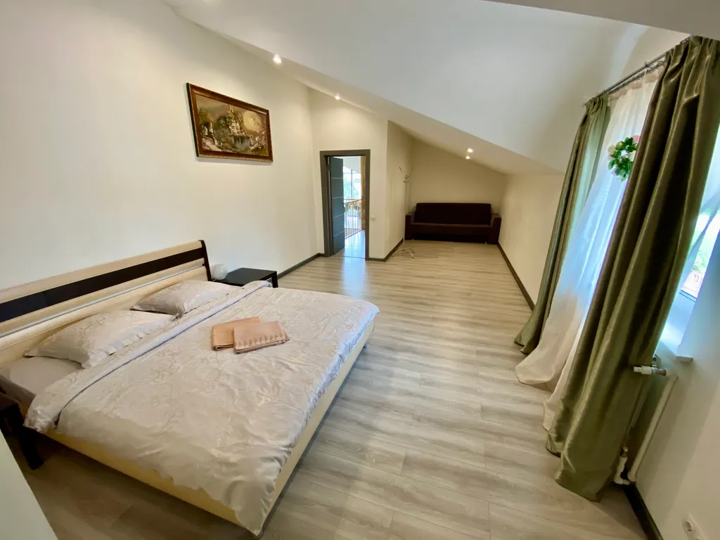 Стильный коттедж с панорамным остеклением у озера