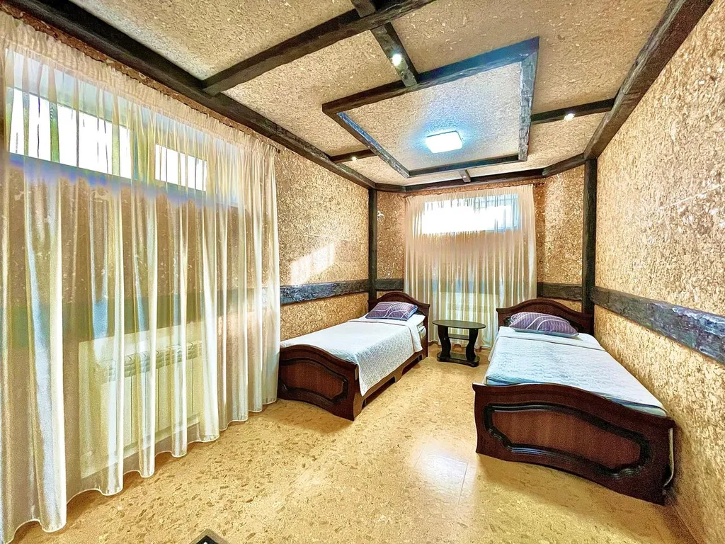 Огромный дом для большой семьи Лоза винограда