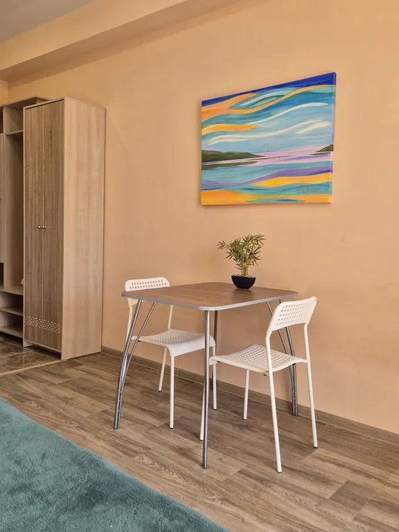 Яркая студия с видом на бассейн