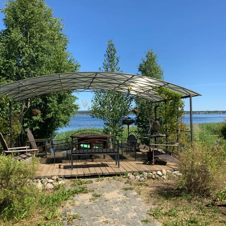 Дом с баней на берегу озера, в черте города