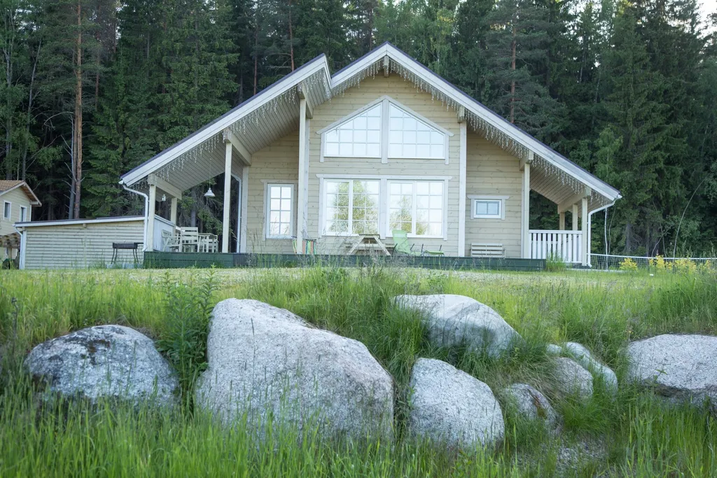 Коттедж с сауной и камином на берегу озера в сосновом лесу