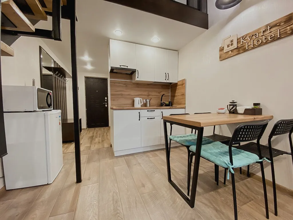 Дизайнерская двухуровневая студия с панорамными окнами