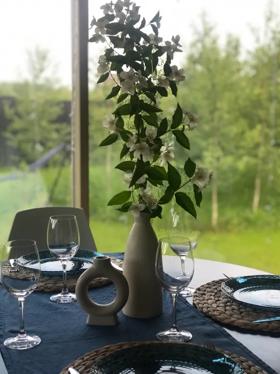 Атмосферный дом с камином около леса