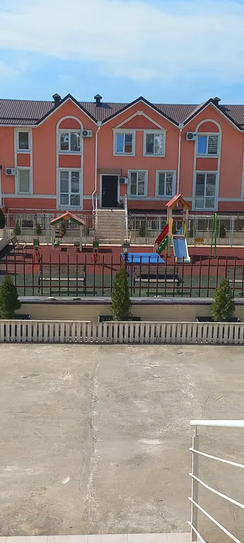 Современная студия с подогреваемым бассейном