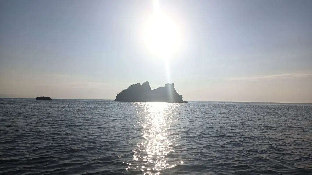 Уютная комната с балконом у моря