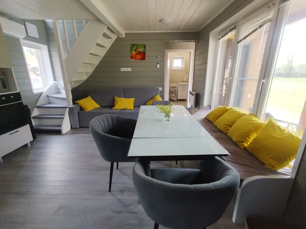 Уютный дом с беседкой на берегу озера