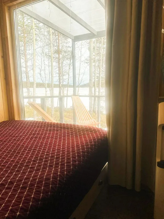 Домик на двоих с панорамным окном и видом на Белое море