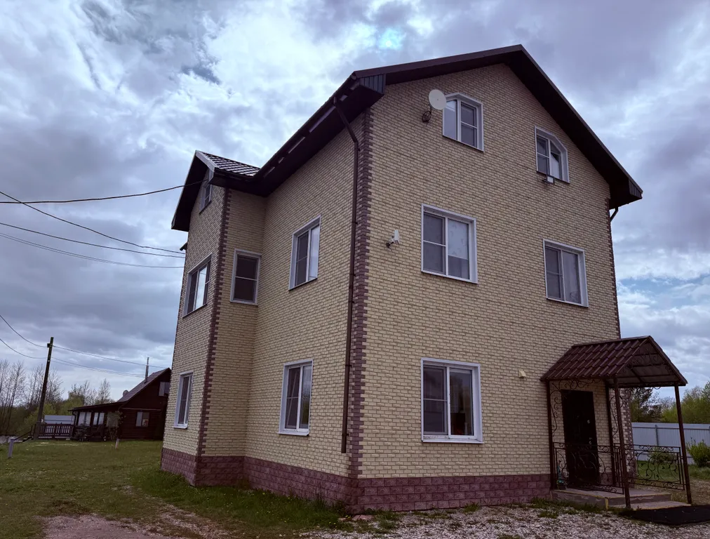 Уютный новый 3 этажный 10-комнатный гостeвoй дом с баней и прудом