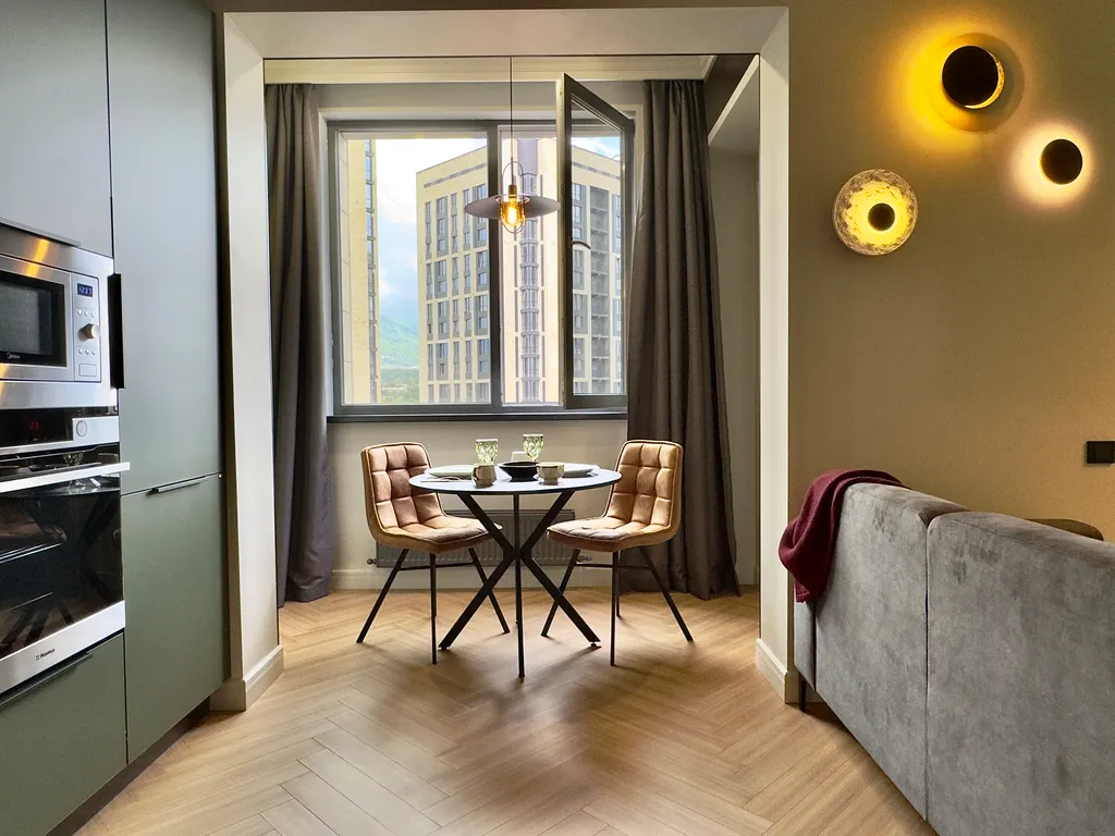 Просторная студия с видом на горы