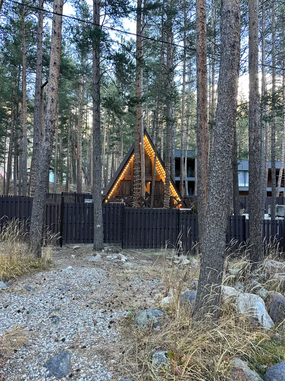 Сказочный дом в лесу с видом на горы