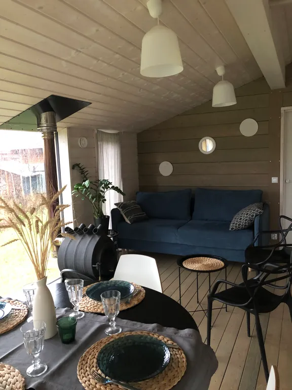 Атмосферный дом с камином около леса