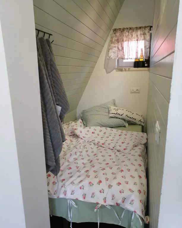 Уютный домик-треугольник у леса