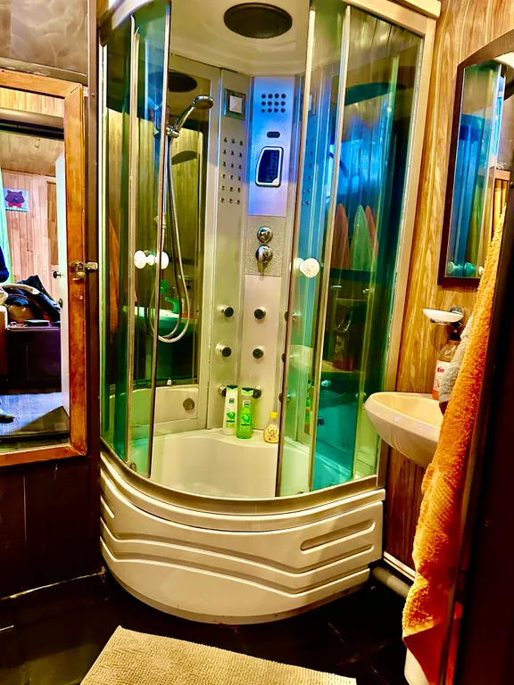 Коттедж в живописном месте с большой территорией