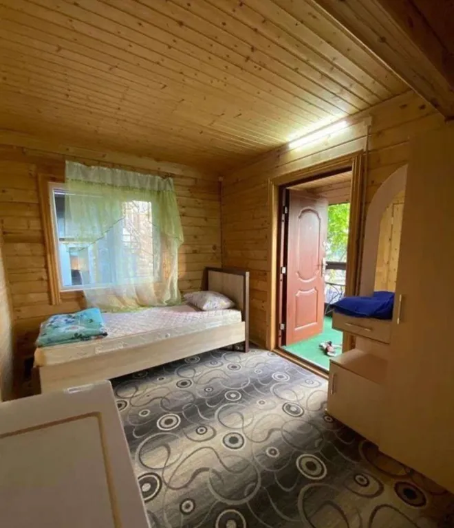 Домик у подножья горы на дружную семью