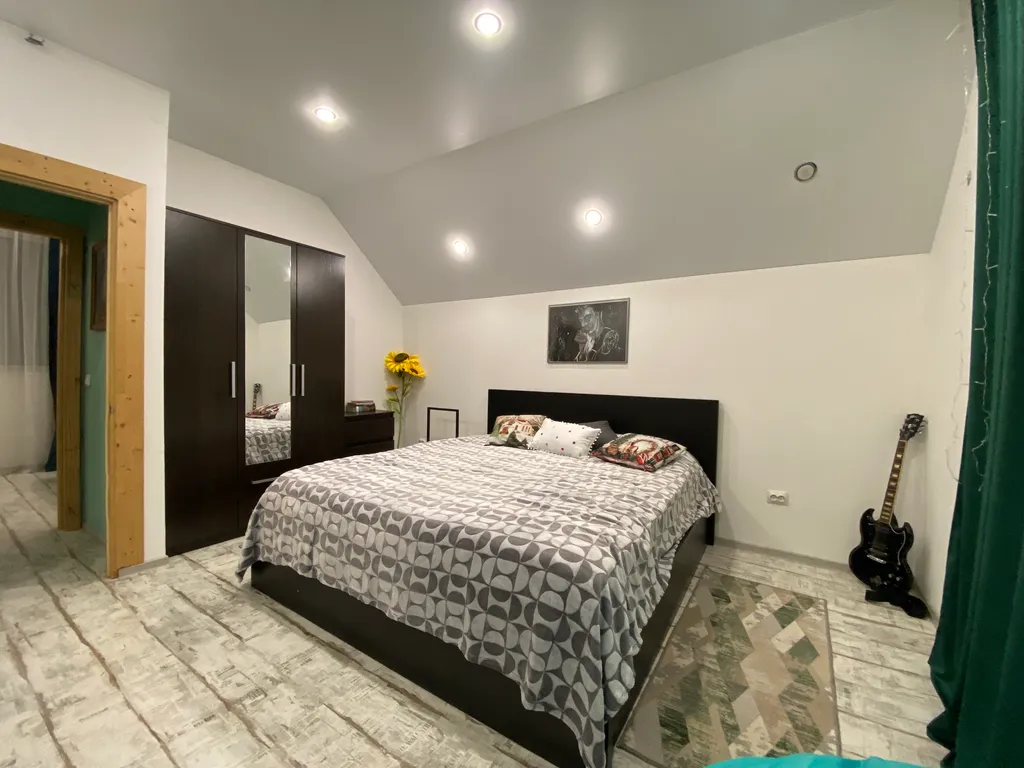 Дом у леса в минуте от города!