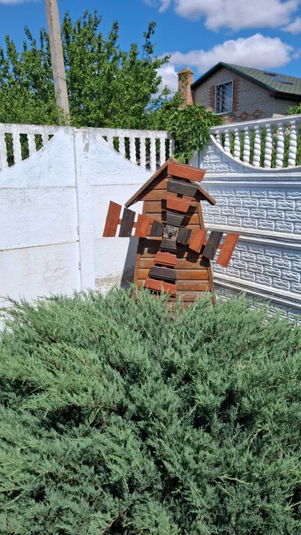 Дом-шалаш на территории частного домовладения