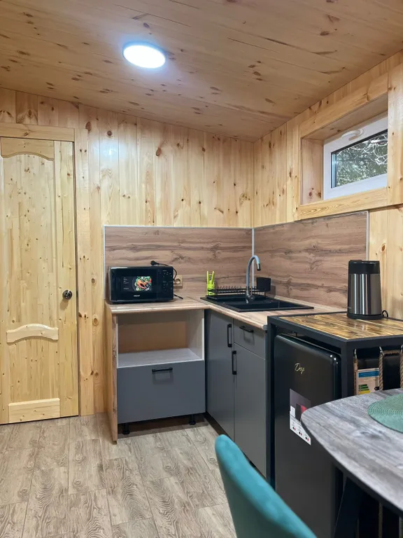 Домик в лесу с панорамным окном