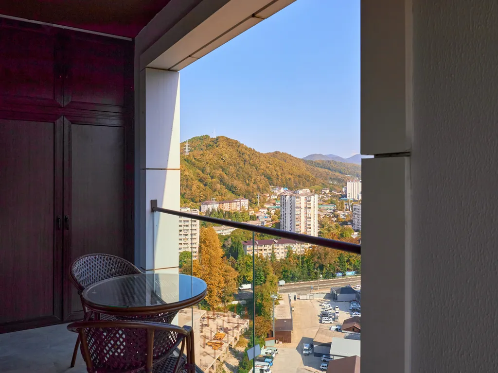 Современная, новая квартира с видом на горы