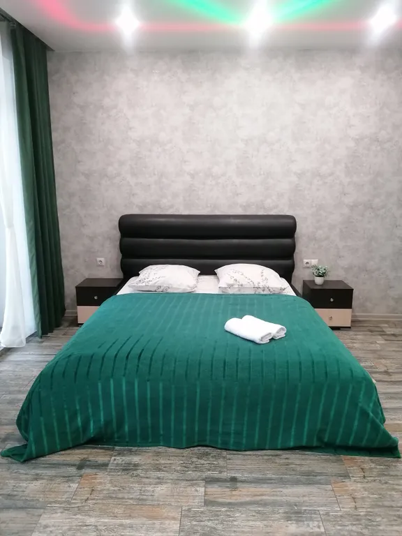 Современная студия с огромной ванной