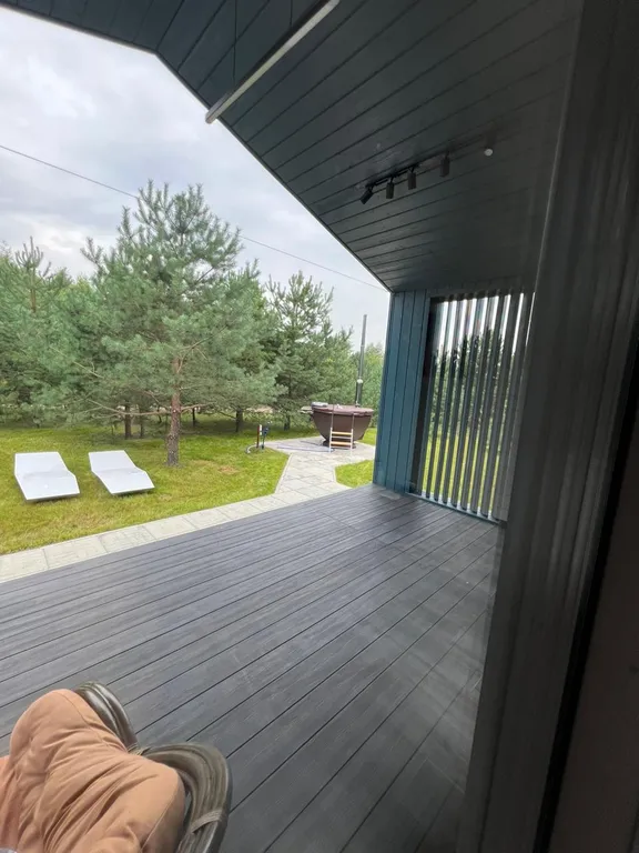 Уютный дoмик c паноpaмными окнами на лес