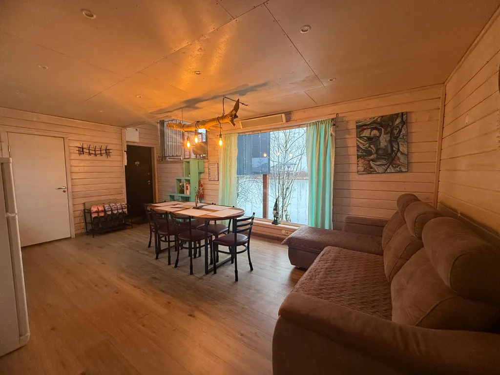 Уютный коттедж с панорамными окнами на берегу озера