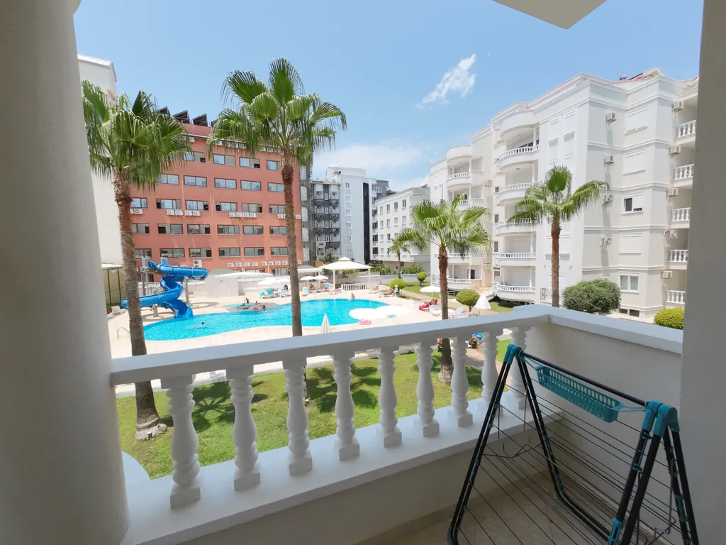 Уютная квартира с видом на бассейн и сад