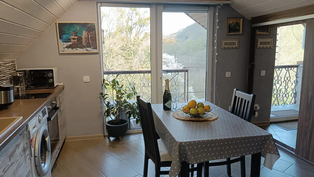 Уютный этаж в доме с видом на горы в 3 км от пляжа Дюрсо