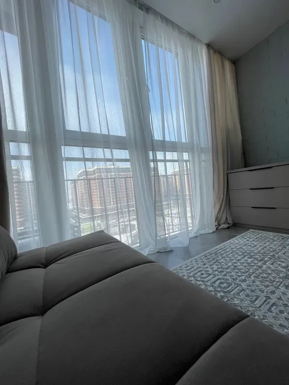 Стильная и уютная квартира с витражом на лоджии и прекрасным видом