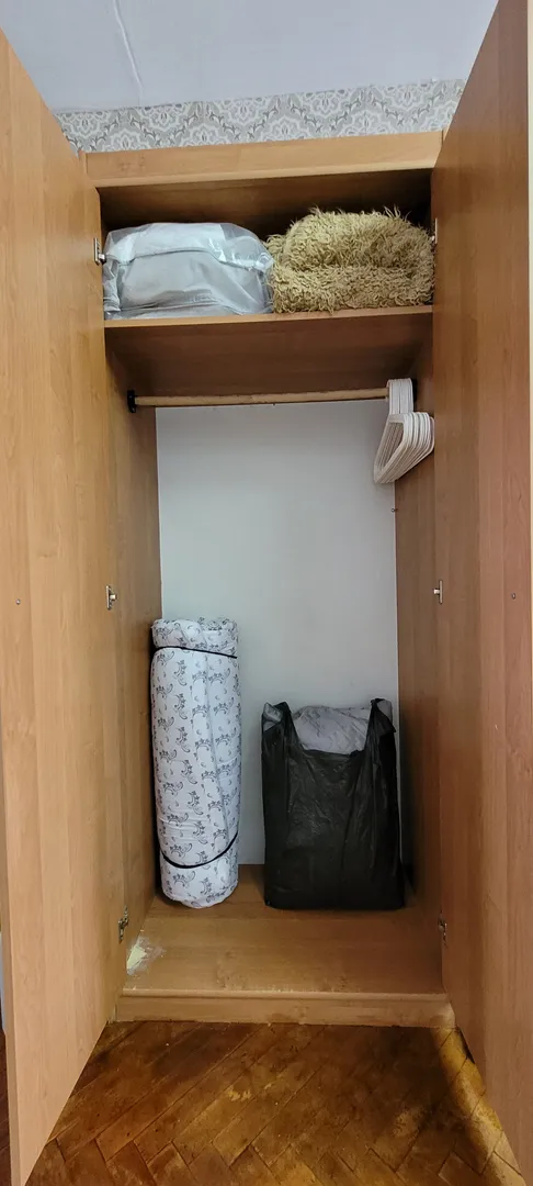 шкаф с плечиками и спальными принадлежностями