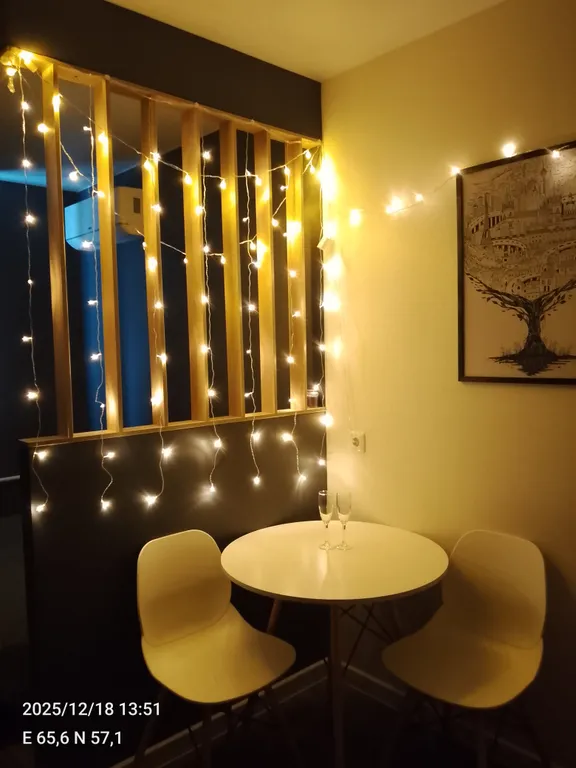 Современная студия с дизайнерским ремонтом