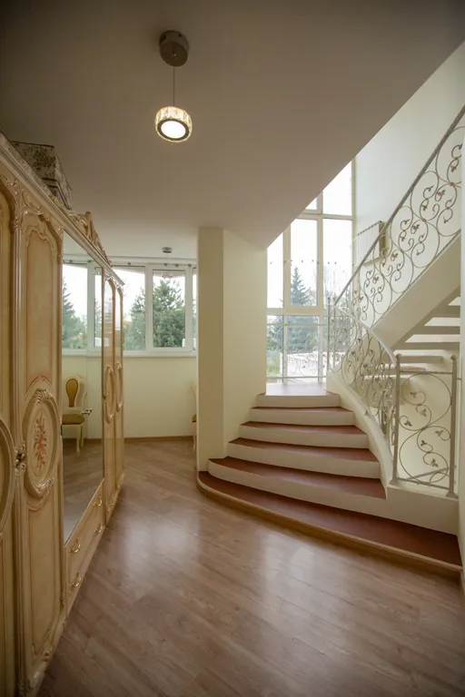 Большой трехэтажный дом