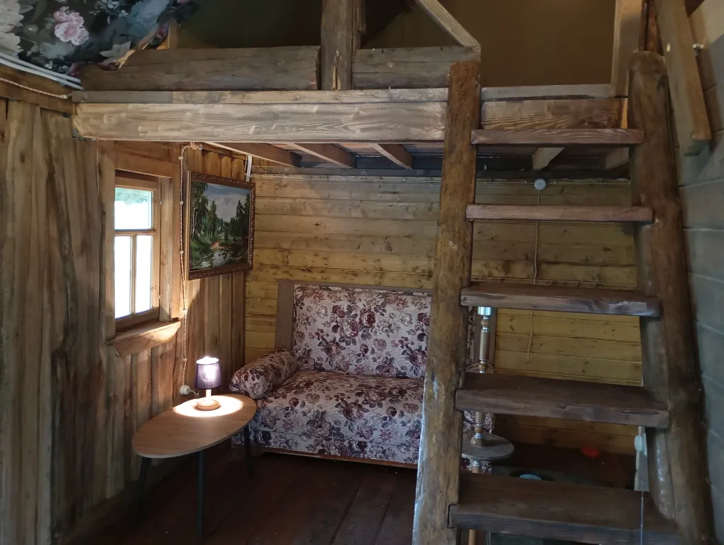 Изба с уютом детства, деревенский дом с баней и русским бытом