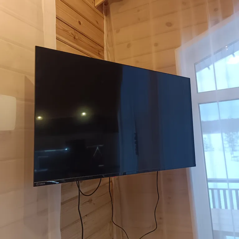 Дом на песчаном берегу озера