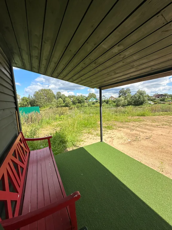 Уютный домик на берегу реки