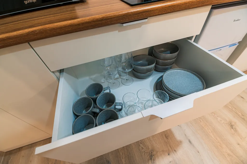 Уютный дом-шалаш в сосновом лесу