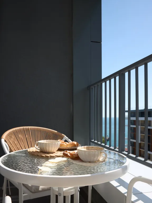 Евро двухкомнатная квартира с боковым видом на море