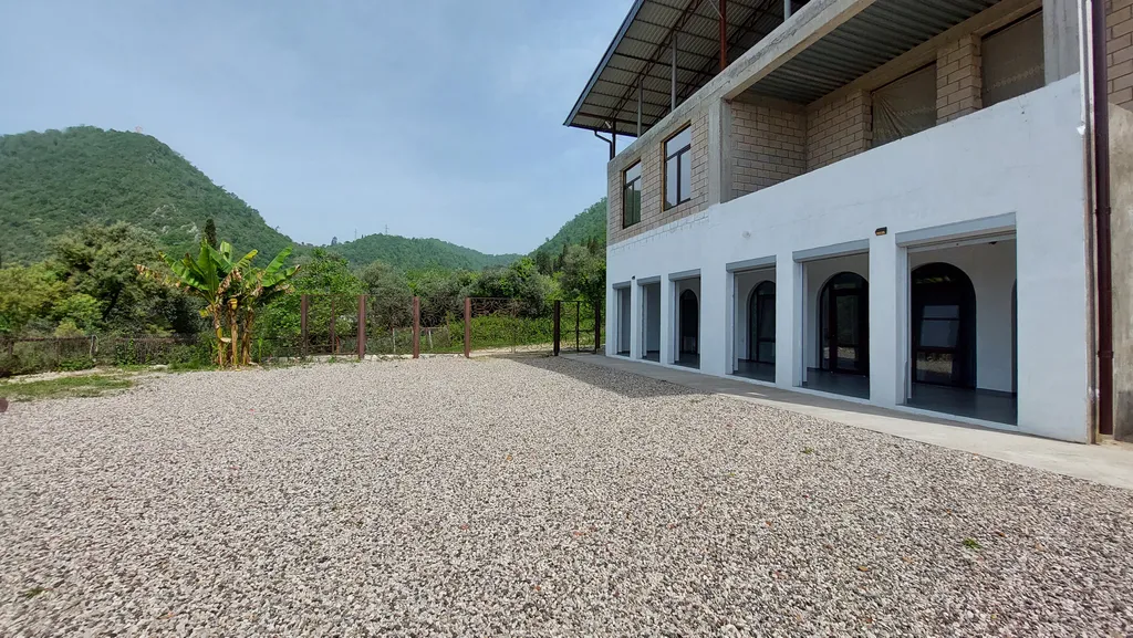 Просторный дом с большим двором в центре