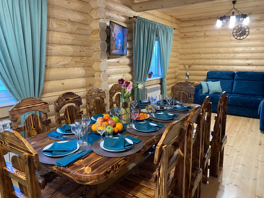 Бревенчатый 2-х этажный коттедж