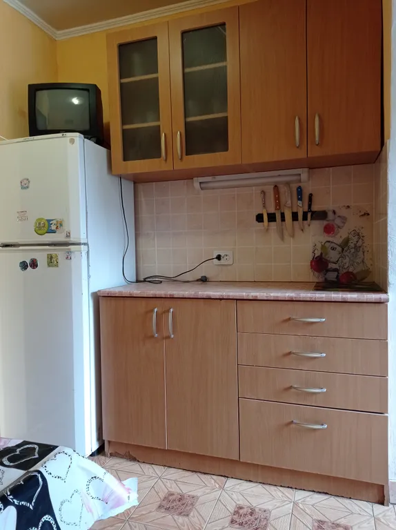 Небольшая, очень светлая и летом с приятной прохладой квартира