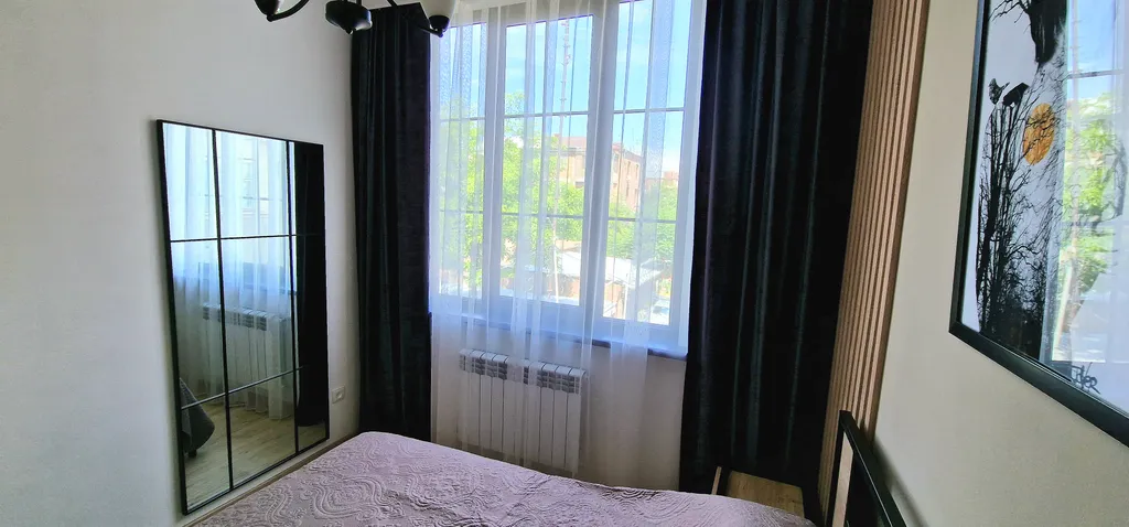 3-комнатная квартира с видом на парк у площади Республика