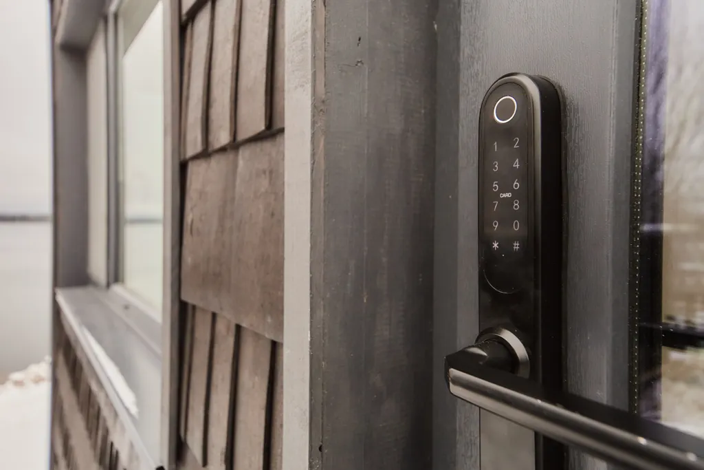 Домик на 2 с панорамным окном прямо на берегу озера