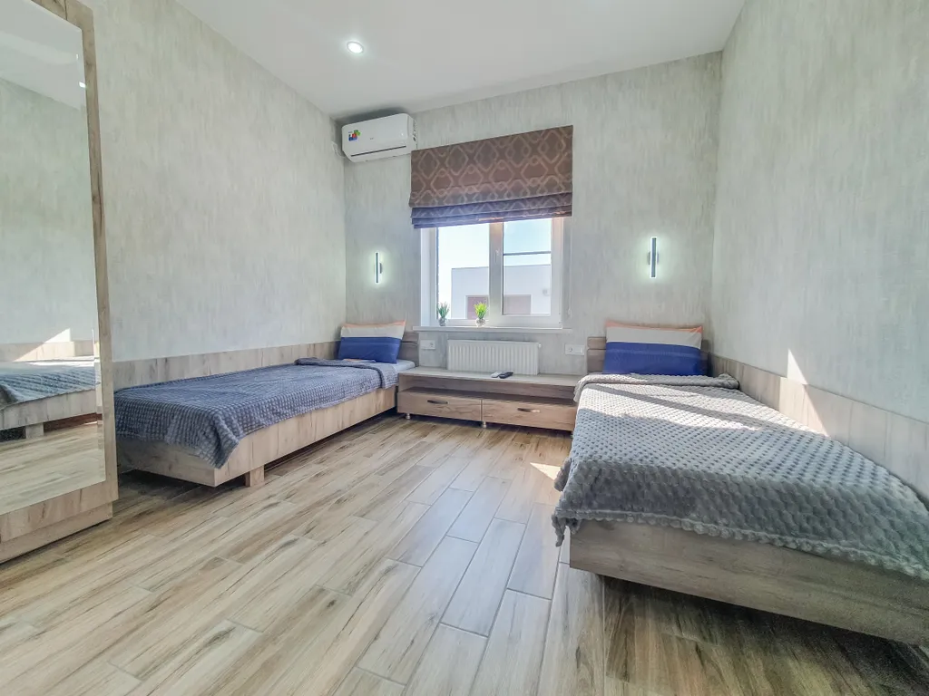 Отдельный дом с благоустроенным двором возле азовского моря