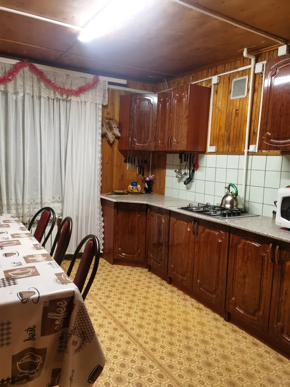 Коттедж Уютный коттедж с камином, баней и детской площадкой с батутом у озера — Завирье