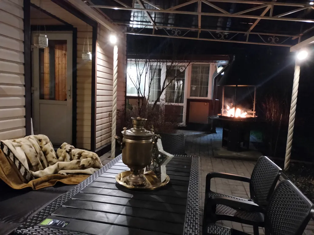 Уютный коттедж с дровяным камином, в окружении лесного массива