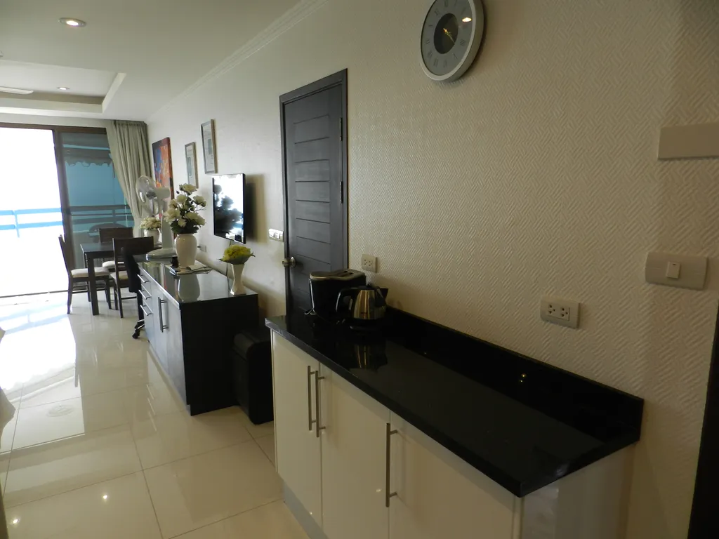 Студия с фронтальным видом на море