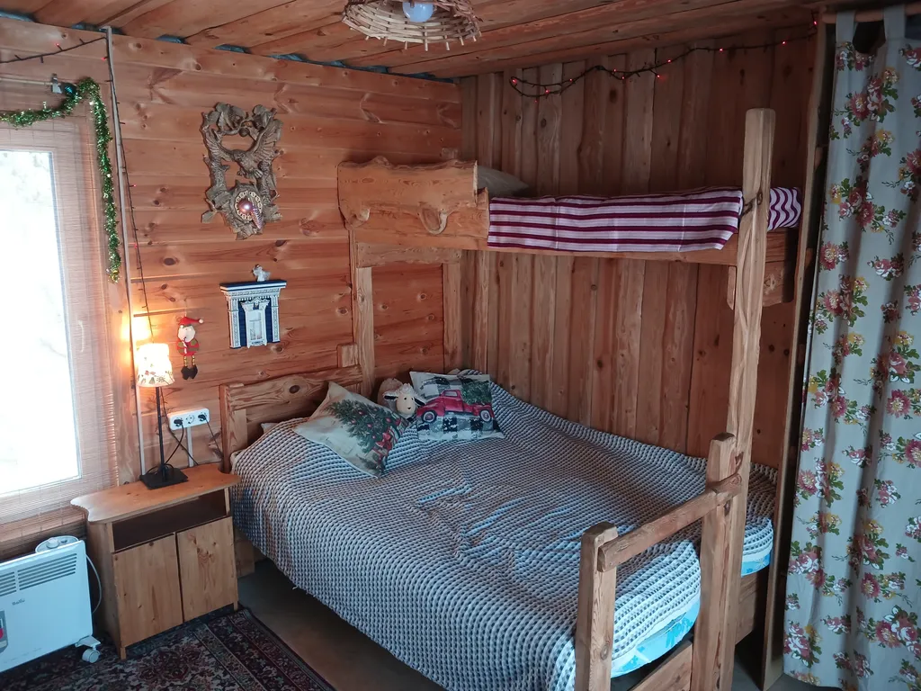 Дом у леса с камином на окраине для отдыха души и тела