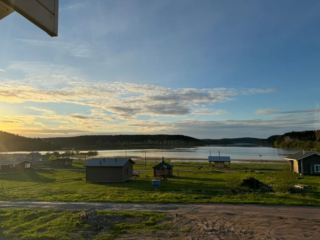 Большой дом с видом на озеро, 3 спальнями, сауной и детской площадкой