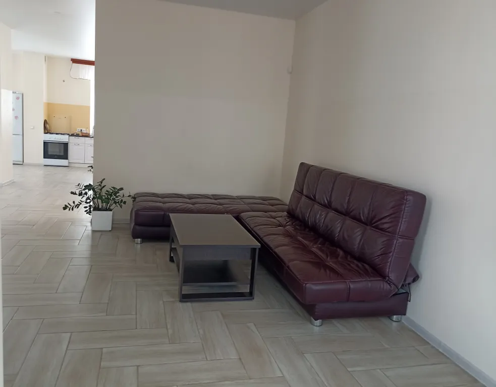 Уютный дом с зеленой лужайкой