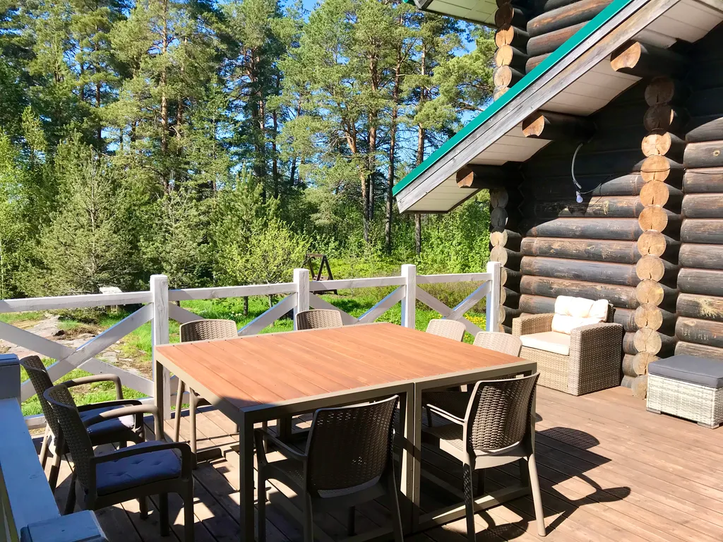 Дом на скале с видом на озеро